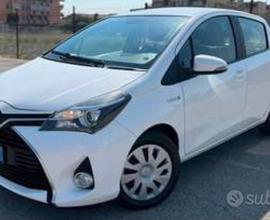Toyota yaris 5 p hybrid active