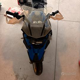 Moto BMW con batteria