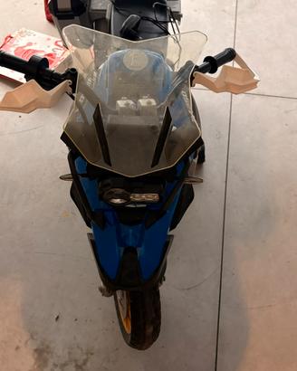 Moto BMW con batteria