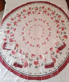 Set tovaglia floreale con tovaglioli abbinati