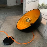 Lampadario in metallo con lampada led