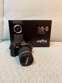 Olympus E-M5 Mark 3 con 14-150 POCHI SCATTI