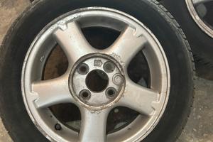 cerchi compresi di gomme e ruota di scorta