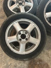 cerchi compresi di gomme e ruota di scorta