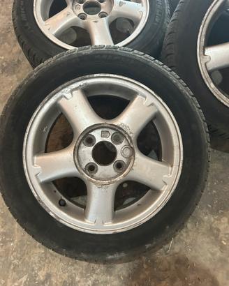 cerchi compresi di gomme e ruota di scorta