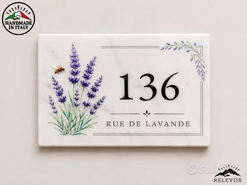 Basso rilievo numero civico rustico con lavanda