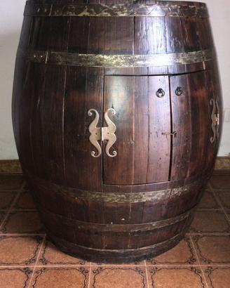Botte antica originale adibita a bar