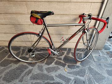 bicicletta da corsa in titanio