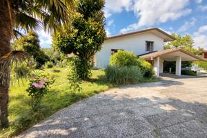 Casa singola con giardino e parco
