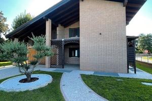 Casa singola con giardino di 1000 mq e 2 garage