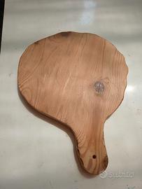 Tagliere artigianale in legno di abete, con una fo