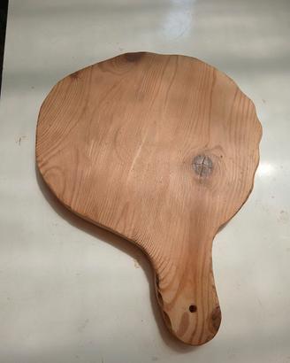 Tagliere artigianale in legno di abete, con una fo