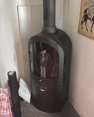 Stufa a legna moderna in acciaio