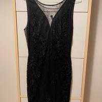 Abito nero in pizzo e perline con scollo a V