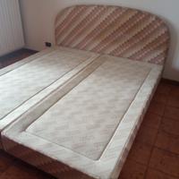Letto matrimoniale con testiera