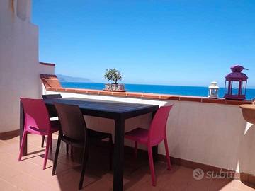 Delizioso appartamento con terrazzo vista mare