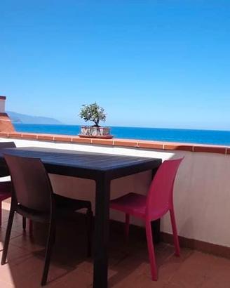 Delizioso appartamento con terrazzo vista mare