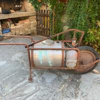 Pompa con cariola per annaffiare