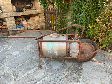 Pompa con cariola per annaffiare