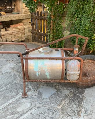 Pompa con cariola per annaffiare