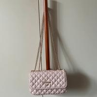 Borsa rosa pastello Guess Girl chic con catena oro