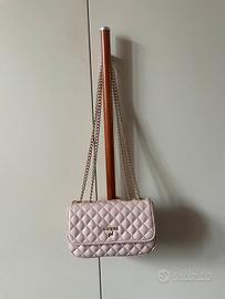 Borsa rosa pastello Guess Girl chic con catena oro