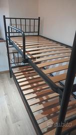 Letto a castello in metallo con rete a doghe in le