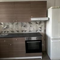 cucina compresa di forno e frigo
