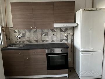 cucina compresa di forno e frigo