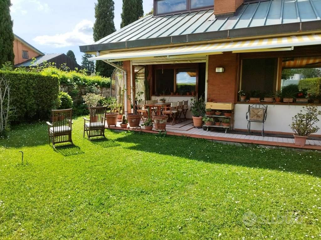 Villa di 475 m² con più di 5 locali e box auto a F