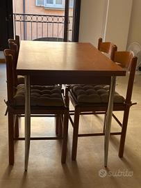 Tavolo in legno 6 posti + 4 sedie