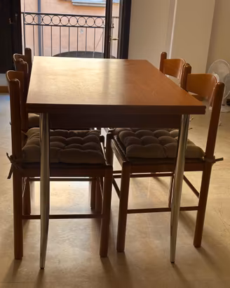 Tavolo in legno 6 posti + 4 sedie