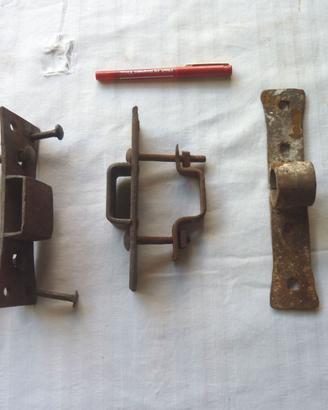 Vecchi passanti per catenacci. Vintage