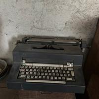 Macchina da scrivere olivetti
