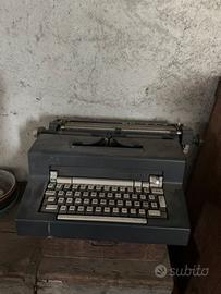 Macchina da scrivere olivetti