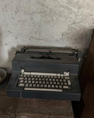 Macchina da scrivere olivetti