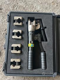 Utensile oleodinamico per la compressione, specifi