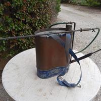 Pompa verderame con inserti blu.