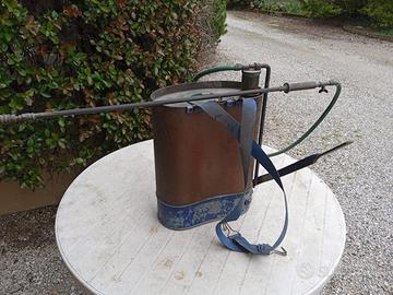 Pompa verderame con inserti blu.