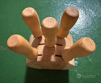 Porta coltellini da formaggi con set di coltelli.