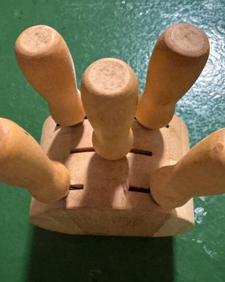 Porta coltellini da formaggi con set di coltelli.