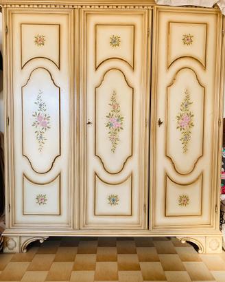 ARMADIO IN LEGNO DECORATO