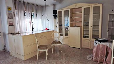 arredamento completo per negozio per interni
