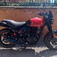 Royal Enfield HNTR 350 - Rebel Red 2024