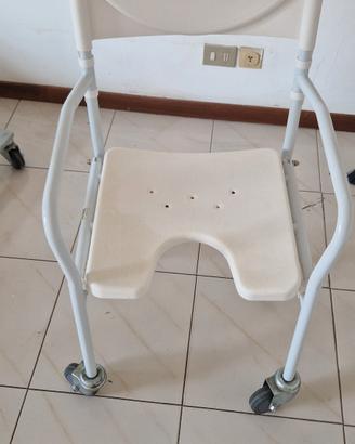 sedia comoda con ruote per anziani disabili