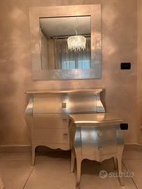 Como e due comodini in foglia d argento