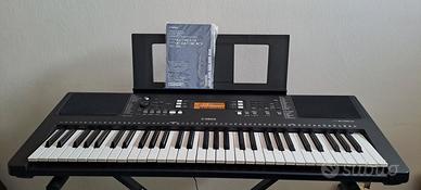 Tastiera Yamaha PSR-E363 con supporto