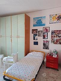 comodino, letto con struttura, armadio, scrivania