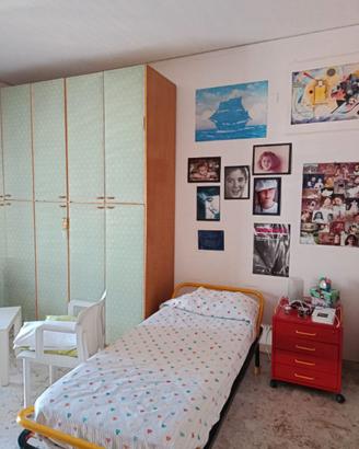 comodino, letto con struttura, armadio, scrivania