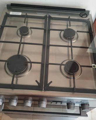 Stufa a gas con forno.